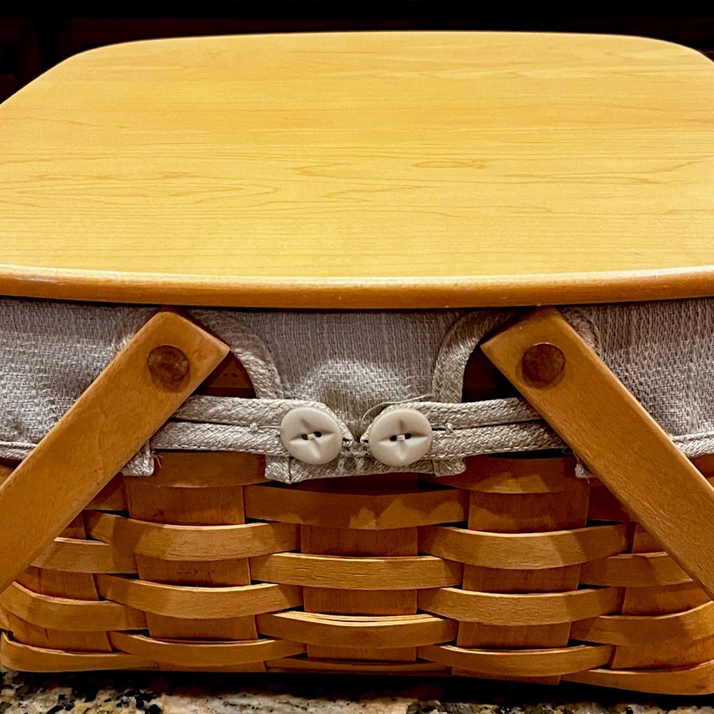 NWT Longenberger Cake Basket - Vintage from 2001.